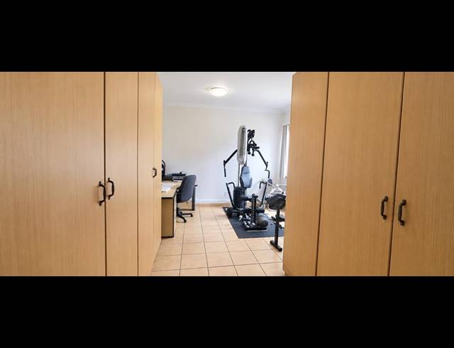 6 BEDROOM HOUSE FOR SALE IN CLUBVIEW